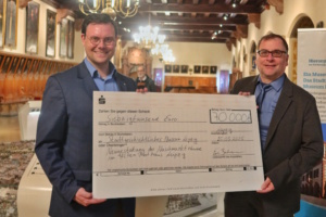 Spendenscheckübergabe von Eric Buchmann an Dr. Anselm Hartinger. Foto: Hieronymus-Lotter-Gesellschaft