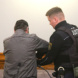 Angeklagter mit Justizbeamten im Gericht.