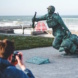 Die Skulptur des „Wounded Soldiers" erinnert an die Landung der alliierten Truppen 1944 am Omaha Beach und an die zahlreichen Verluste unter den Soldaten. Influencer Leon Ziegler fotografierte das Mahnmal auf dieser ersten Station der „Wege der Befreiung“. Foto: Sylvia Matzkowiak