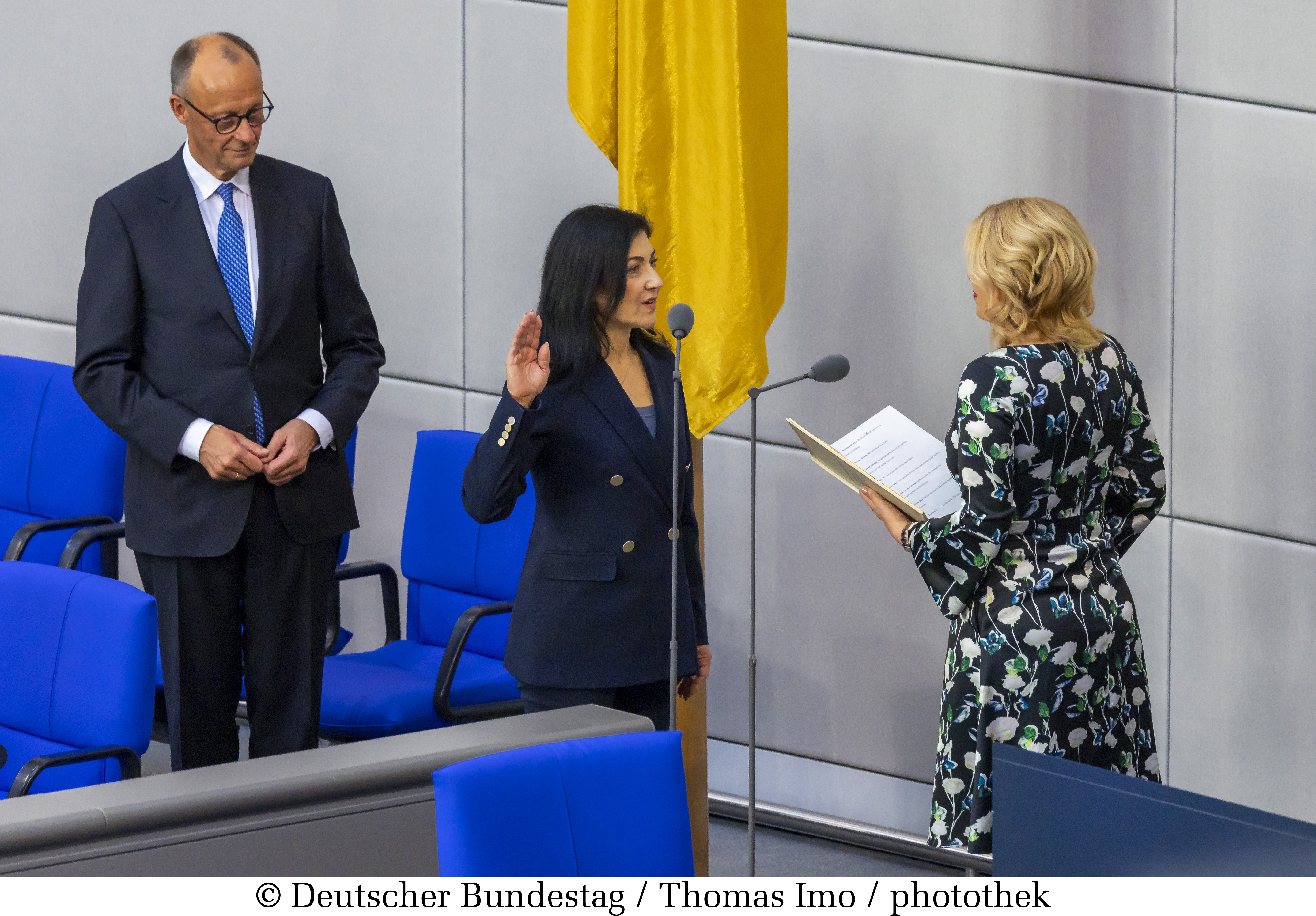 2. Sitzung des 21. Deutschen Bundestages: Bundesministerin für Wirtschaft und Energie Katherina Reiche (m), CDU/CSU, bei ihrer Vereidigung durch Bundestagspräsidentin Julia Klöckner (r), CDU/CSU.