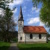 Die Kirche im Sommer (FrankBothe, CC BY-SA 4.0, https://commons.wikimedia.org/w/index.php?curid=36712300)