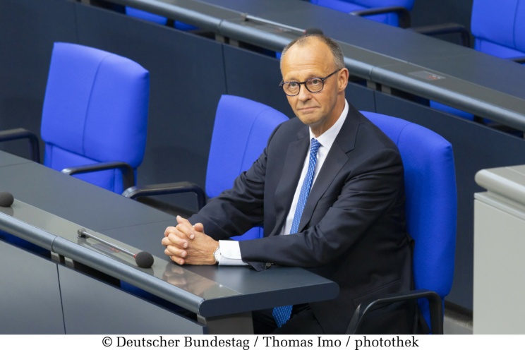 2. Sitzung des 21. Deutschen Bundestages - Kanzlerwahl: Bundeskanzler Friedrich Merz (im Bild), CDU/CSU, MdB, nach seiner Vereidigung zum Bundeskanzler auf dem Platz des Bundeskanzler / der Bundeskanzlerin auf der Regierungsbank.