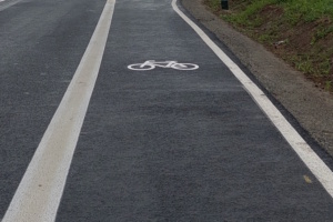 Asphalt mit Radwegmarkierung.