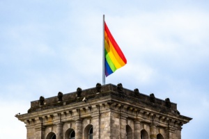 Regenbogenflagge auf dem Bundestag.